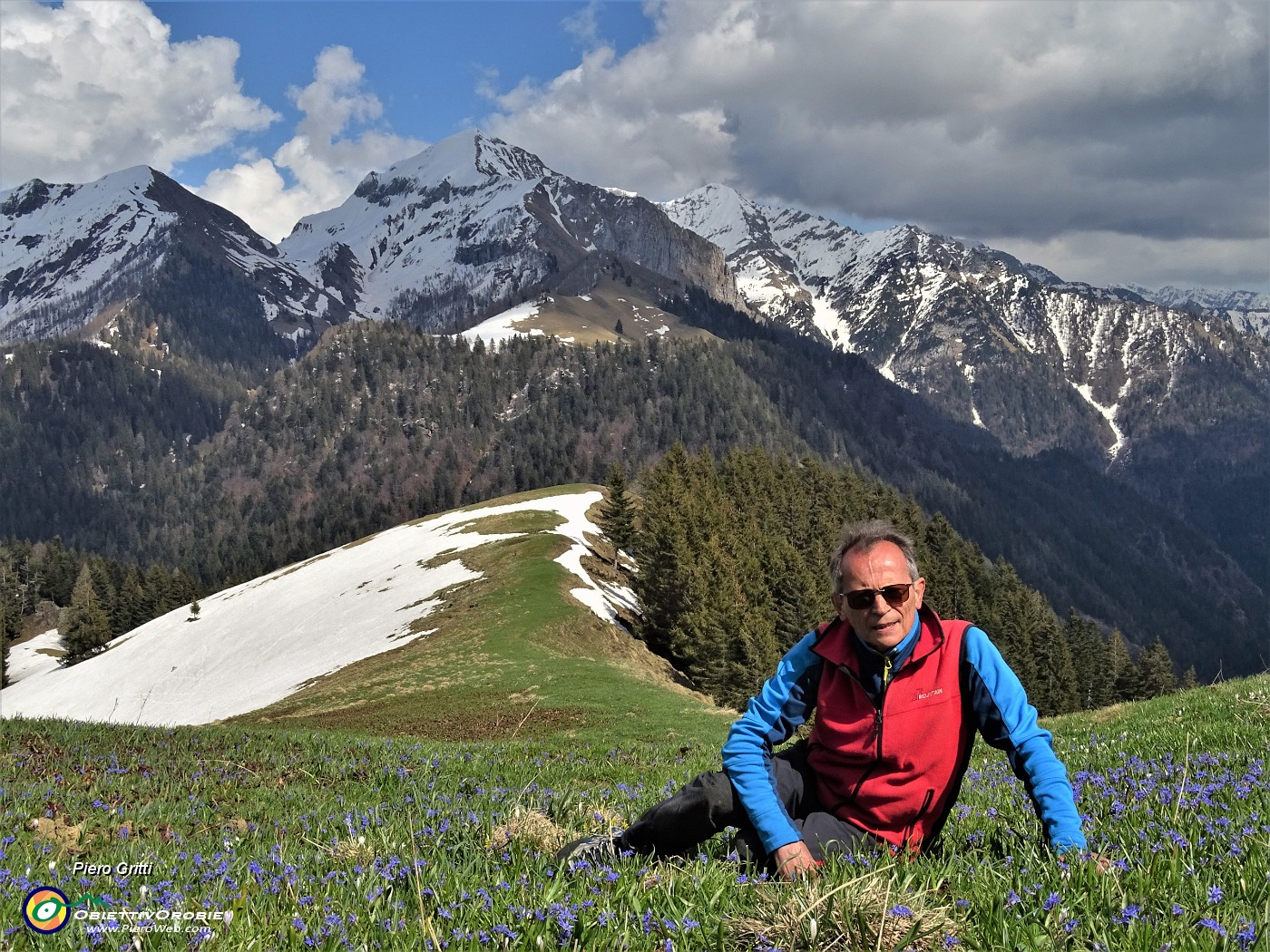 94 Autoscatto finale con Monte Cavallo e amici e con il verde  dei prati  innevati e fioriti  .JPG